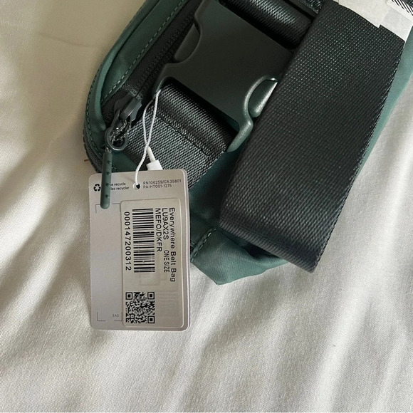 🆕💚 Lululemon Everywhere Belt Bag - Dark Forest - Picture 4 of 6